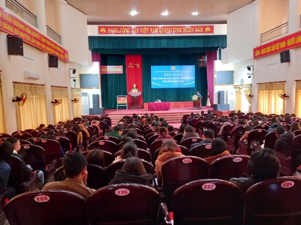 LĐLĐ huyện Hoằng Hóa tổ chức hội nghị tổng kết hoạt động công đoàn, chăm lo cho đời sống công nhân năm 2020. Ảnh: N.T