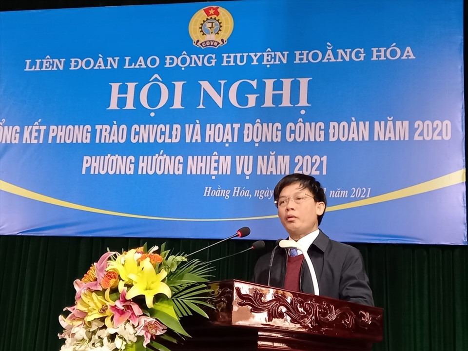 Ông Hà Xuân Thành - Phó Chủ tịch thường trực LĐLĐ tỉnh Thanh Hóa phát biểu tại hội nghị. Ảnh: N.T