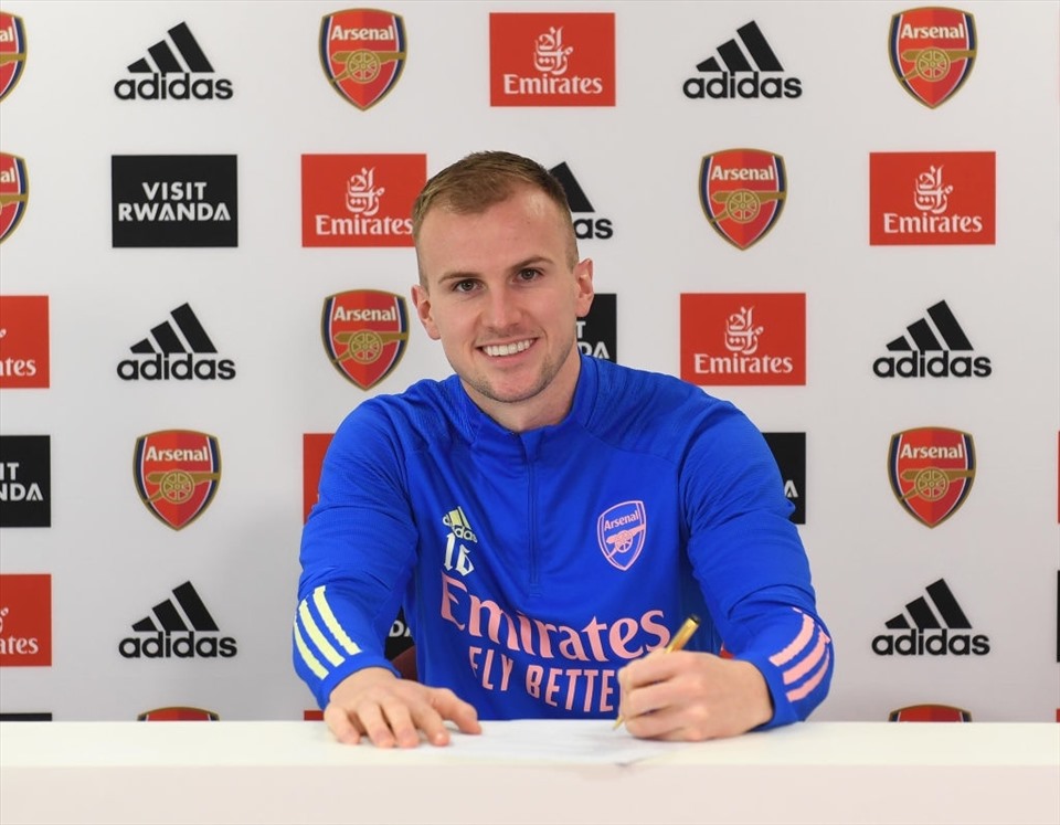 Holding đặt bút ký vào bản hợp đồng có thời hạn đến năm 2024 với Arsenal. Ảnh: AFP