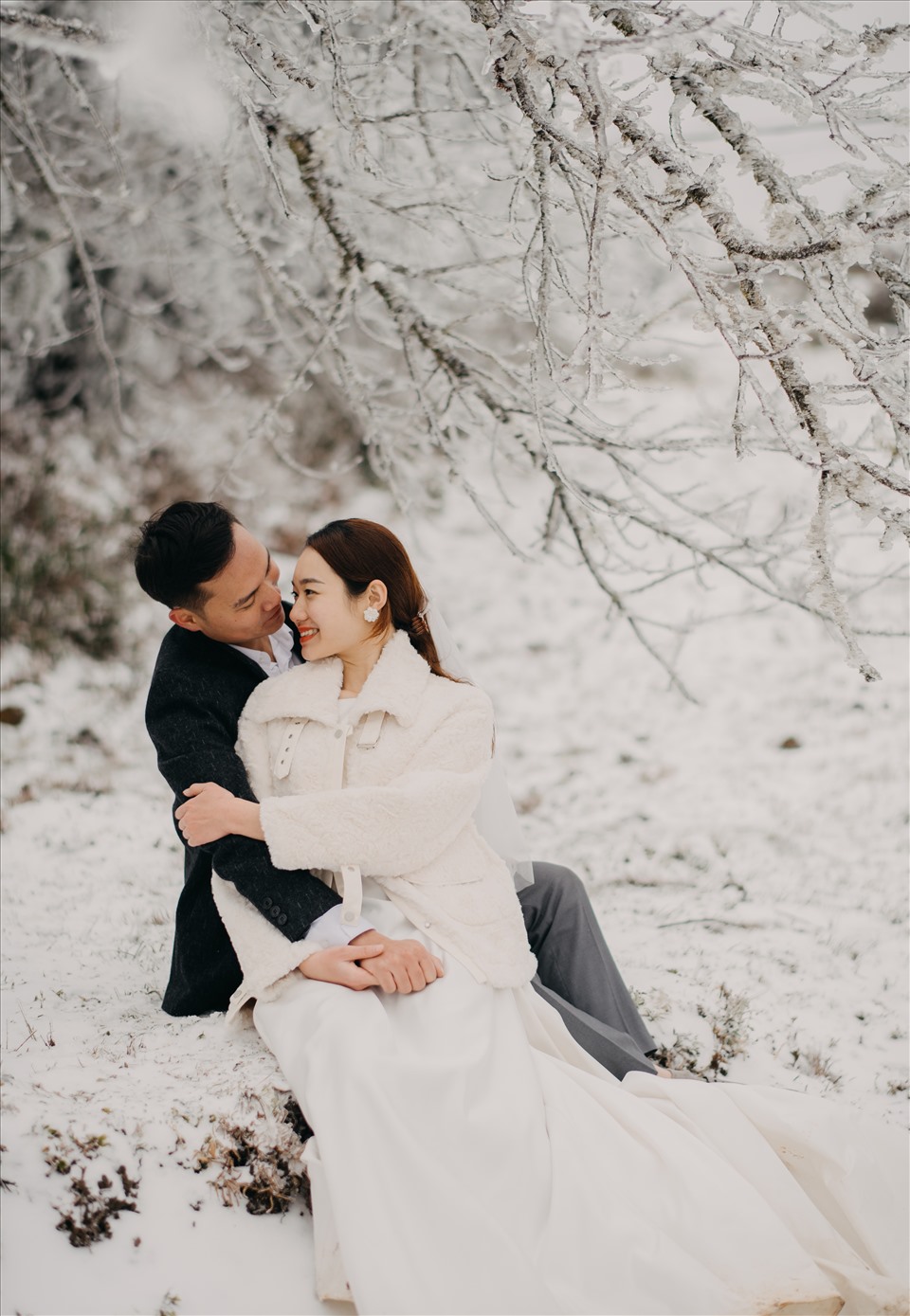 Không có gì thú vị hơn việc chụp ảnh cưới dưới mưa tuyết. Những hạt mưa vàng rơi rụng, hay những bông tuyết lấp lánh sẽ tạo ra những bức ảnh ngọt ngào và đầy cảm xúc.