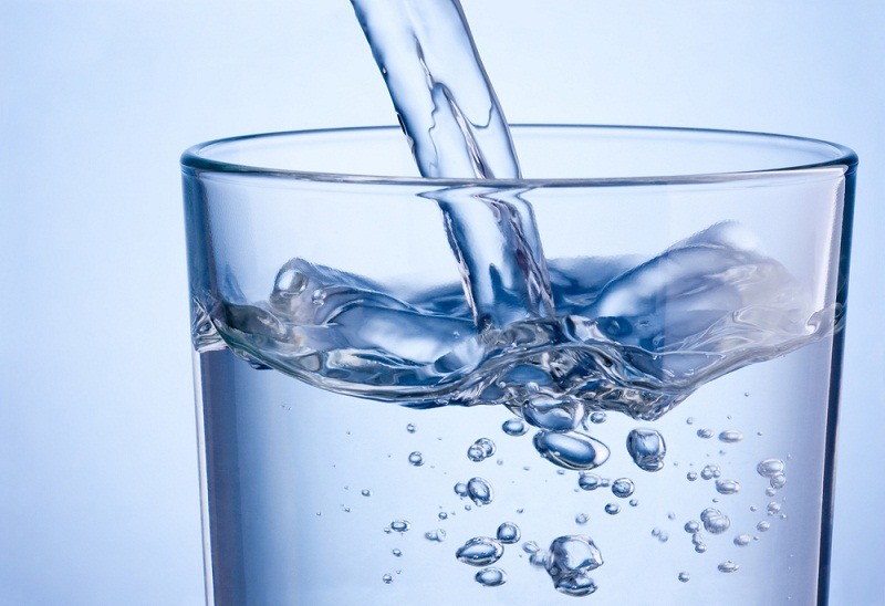 Cung cấp đủ nước cho cơ thể mỗi ngày là cách đơn giản và hiệu quả để cải thiện làn da. Ảnh: AFP.