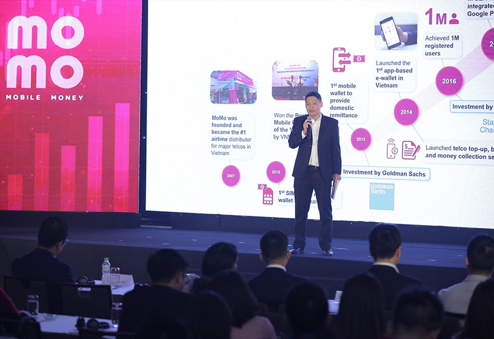 Ông Nguyễn Mạnh Tường - đồng CEO của MoMo - công bố các số liệu kinh doanh năm 2020.