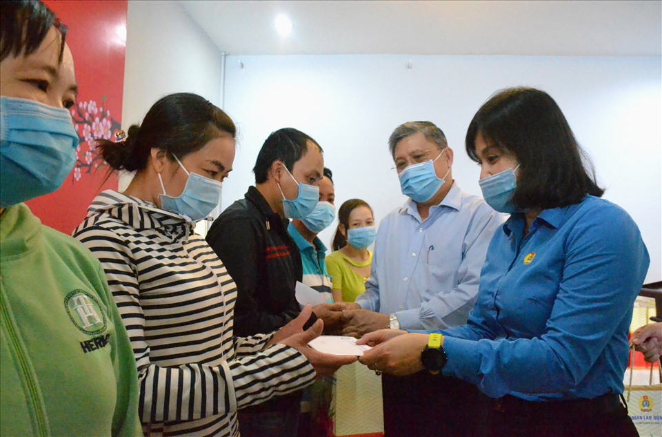 Bà Thái Quỳnh Mai Dung - Ủy viên Đoàn Chủ tịch, Trưởng Ban Đối ngoại Tổng LĐLĐ VN tặng quà Tết cho CNLĐ tại Công ty Cổ phần Agifish. Ảnh: Lục Tùng