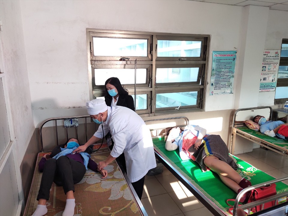 Các bác sĩ Bệnh viện Đa khoa Phú Yên đang tích cực điều trị cho các công nhân nghi bị ngộ độc thực phẩm. Ảnh:Đặng Phương