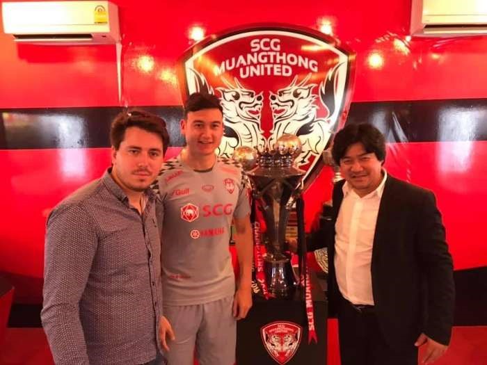 Andrey Grushin (trái), người đại diện của Văn Lâm tự tin sẽ giúp thân chủ rời Muangthong United trong êm thấm. Ảnh: Goal Thái Lan.