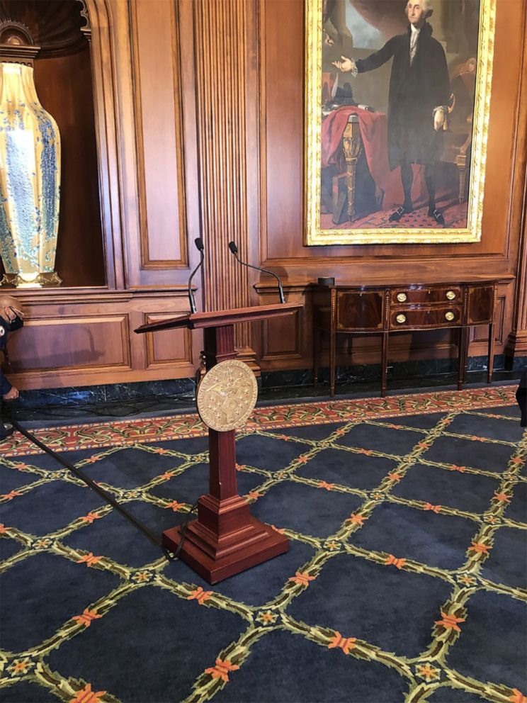 Bục phát biểu của Chủ tịch Hạ viện Nancy Pelosi đã được trả lại, được đặt ở căn phòng Rayburn trong Điện Capitol Mỹ hôm 13.1. Ảnh: AFP