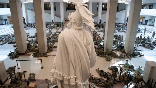 Lực lượng Vệ binh Quốc gia nghỉ ngơi tại Trung tâm Du khách Capitol tại Đồi Capitol ở Washington, DC, ngày 13.1. Ảnh: AFP.