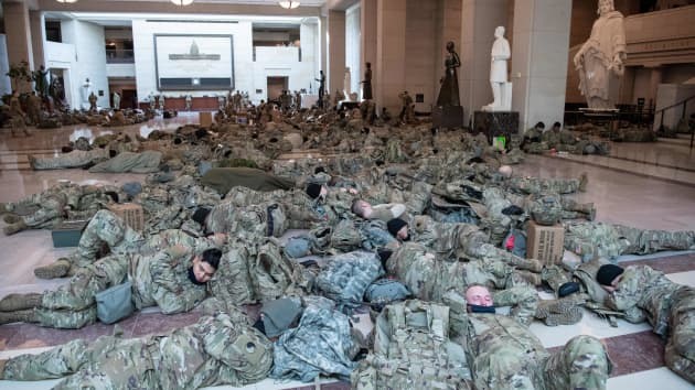 Lính Vệ binh Quốc gia Mỹ ngủ trên sàn của Điện Capitol ngày Hạ viện Mỹ họp. Ảnh: AFP.