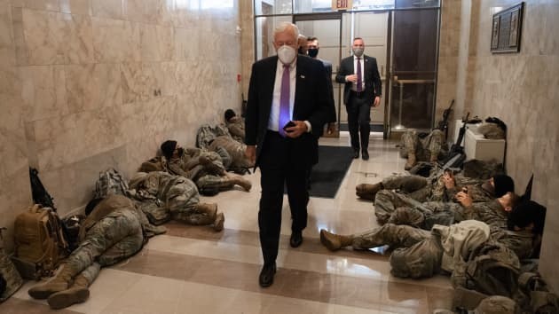 Lãnh đạo Đa số tại Hạ viện Steny Hoyer, Đảng viên Dân chủ của Maryland, đi ngang qua khi các thành viên của Lực lượng Vệ binh Quốc gia đang ngủ trong khuôn viên Điện Capitol hôm 13.1. Ảnh: AFP.