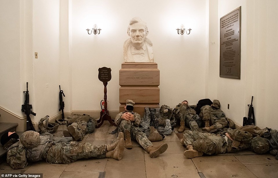 Lực lượng Vệ binh Quốc gia đến Washington để giúp bảo vệ thủ đô trước lễ nhậm chức của ông Joe Biden. Trong ảnh là các thành viên lực lượng này đang ngủ dưới chân bức tượng Abraham Lincoln. Ảnh: AFP.