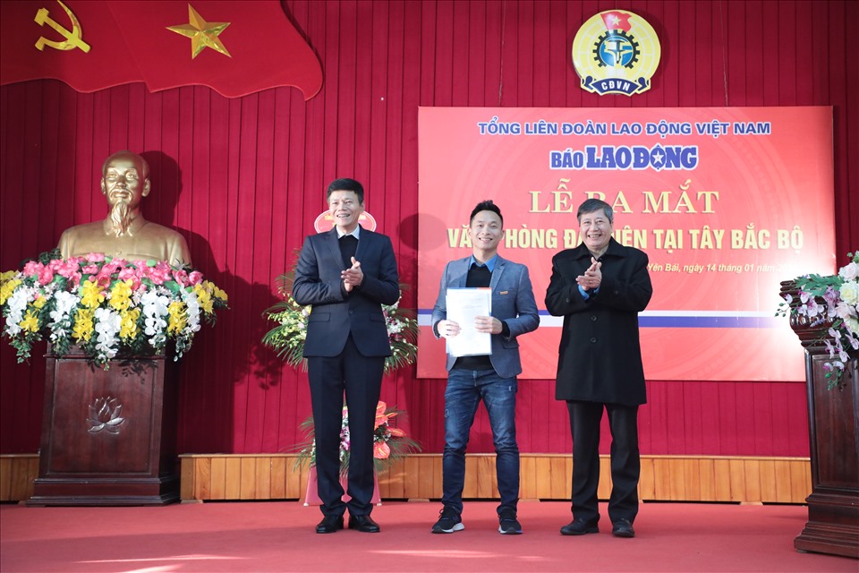 Nhà Báo Nguyễn Hoàng Long nhận quyết định phân công Quyền trưởng Văn phòng Đại diện Báo Lao Động khu vực Tây Bắc Bộ.