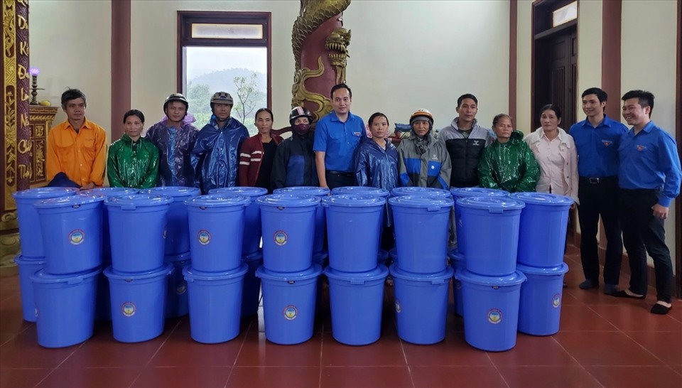 Hội người Việt Nam tại Kagoshima góp sức cùng tặng nhân dân vùng lũ bình lọc nước sạch. Ảnh: Đinh Hải Đăng