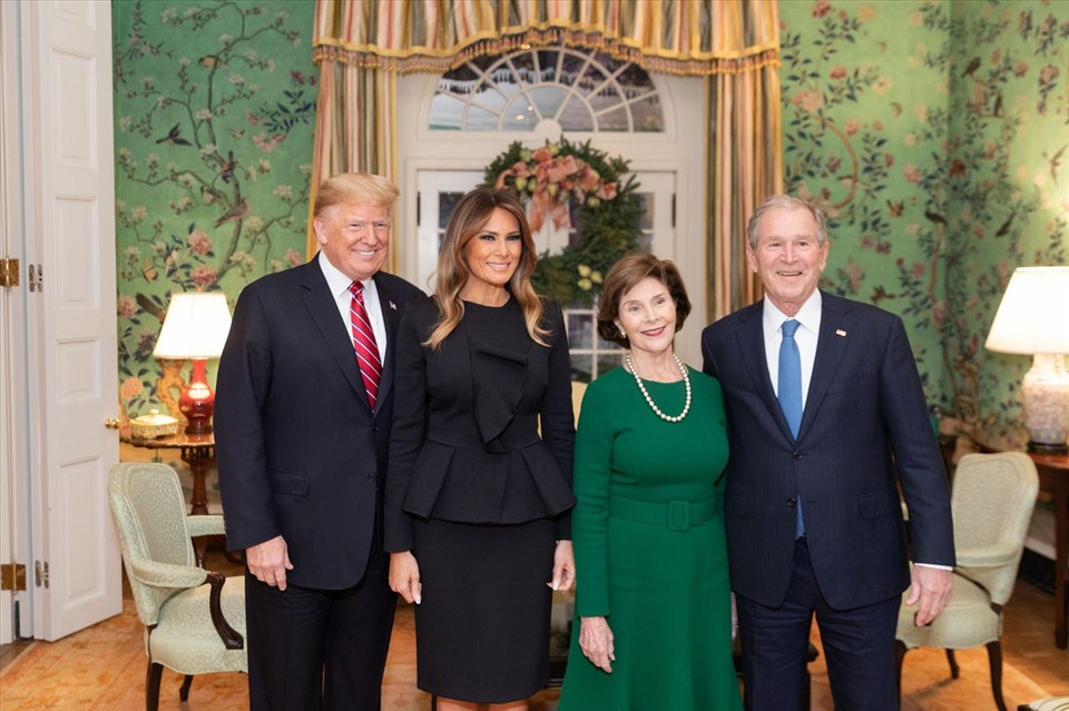 Tổng thống Donald Trump và Đệ nhất phu nhân Melania Trump thăm cựu Tổng thống George W. Bush và cựu Đệ nhất phu nhân Laura Bush tại Nhà Blair vào ngày 4.12.2018. Ảnh chính thức của Nhà Trắng.