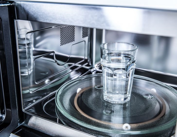4. Nước 7 Foods You Should Never Reheat in the Microwave ©  Shutterstock.com Làm nóng nước trong lò vi sóng có vẻ là cách đơn giản và không phức tạp nhất trong số các lựa chọn của bạn. Nhưng các nghiên cứu chỉ ra rằng nhiều trường hợp bỏng xuất phát từ nước bỏng đun trong lò vi sóng, đặc biệt là khi trẻ em cầm nắm. Sóng điện từ trong lò vi sóng có thể làm nước  quá nhiệt , làm cho các phân tử nước không ổn định và có thể gây sôi dữ dội và thậm chí gây nổ!