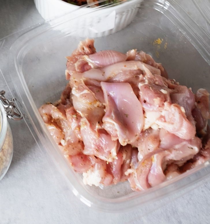 6. Gà Khi bạn nấu thịt gà liệu trong lò vi sóng, khả năng vẫn còn vi khuẩn trên thực phẩm. Tốt nhất là nấu thịt chín kỹ trên nhiệt độ trực tiếp như trong chảo, trên vỉ nướng hoặc trong lò nướng.