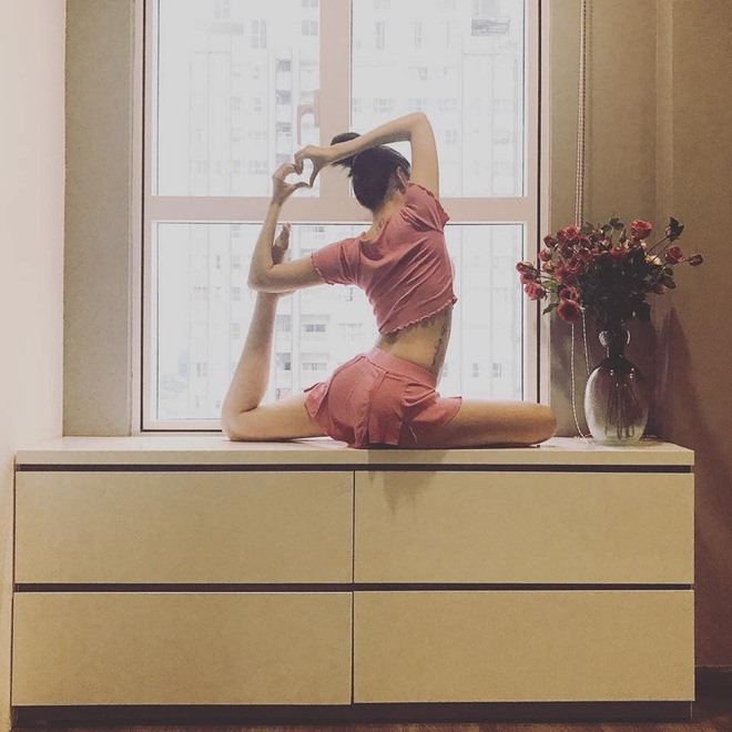 Một góc phòng yêu thích của Bảo Anh, được cô trưng dụng để chụp rất nhiều bức ảnh yoga đẹp mắt.