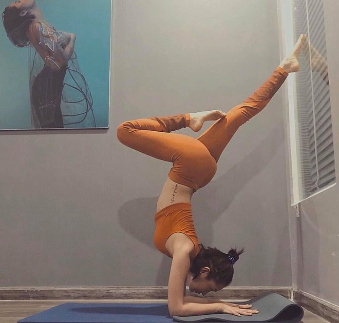 Bảo Anh dành khá nhiều thời gian ở nhà cho việc luyện tập yoga.
