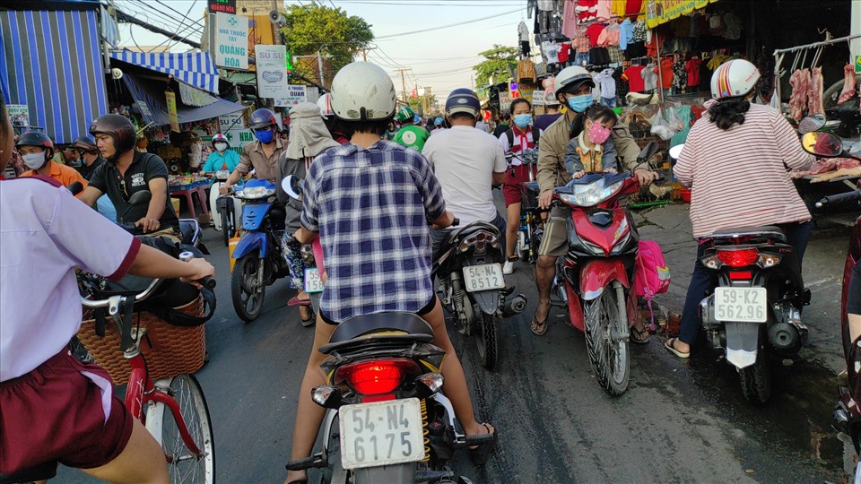 Vào giờ cao điểm, khoảng 500 mét trên đường An Dương Vương trở nên ùn ứ vì tình trạng mua bán diễn ra ngay ở khu vực lòng đường. Ảnh: Nguyễn Huy