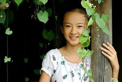 Angela Phương Trinh nổi tiếng từ lúc 9 tuổi qua các bộ phim “Kính vạn hoa”, “Mùi ngò gai“, “Người mẹ nhí“...