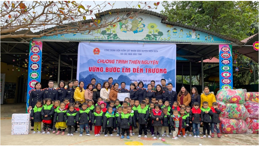 Đoàn trao quà và chụp ảnh lưu niệm tại điểm trường Khon Kén. Ảnh: LĐLĐ huyện Điện Biên