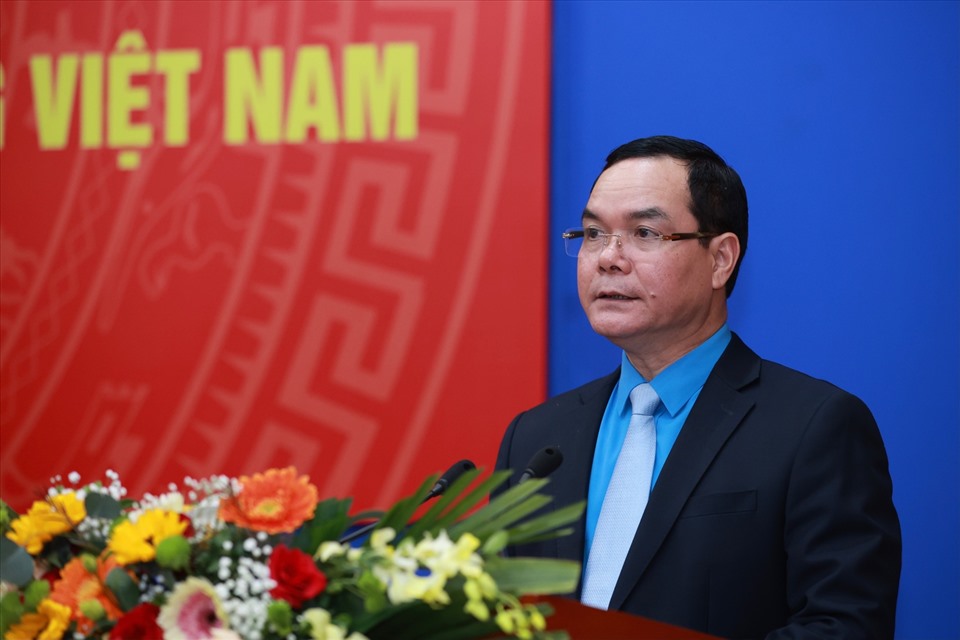 Ông Nguyễn Đình Khang, Uỷ viên Trung ương Đảng, Chủ tịch Tổng LĐLĐVN phát biểu khai mạc hội nghị. Ảnh: Bảo Hân