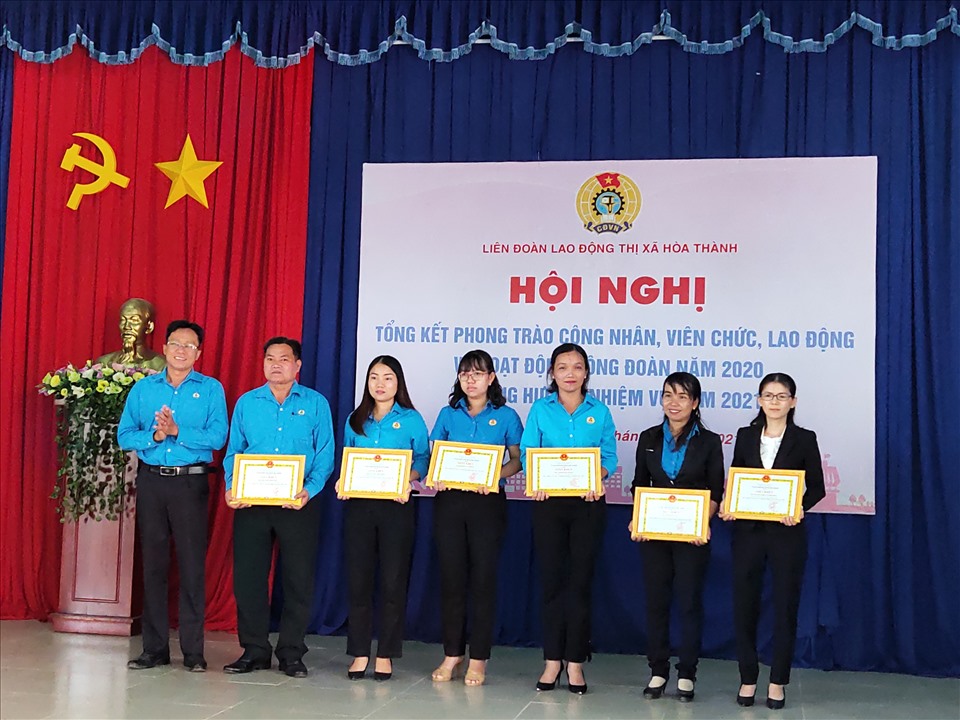 Đồng chí Trần Thế Phong – Chủ tịch Liên đoàn Lao động Thị xã Hòa Thành trao tặng giấy khen cho các cá nhân.