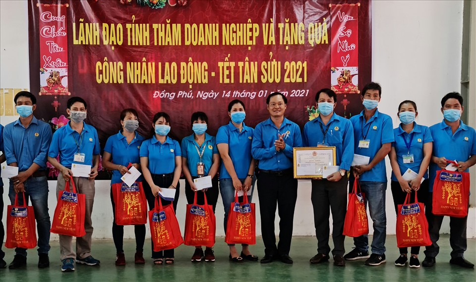 Liên đoàn Lao động tỉnh Bình Phước trao quà Tết cho công nhân lao động. Ảnh: Văn Sơn