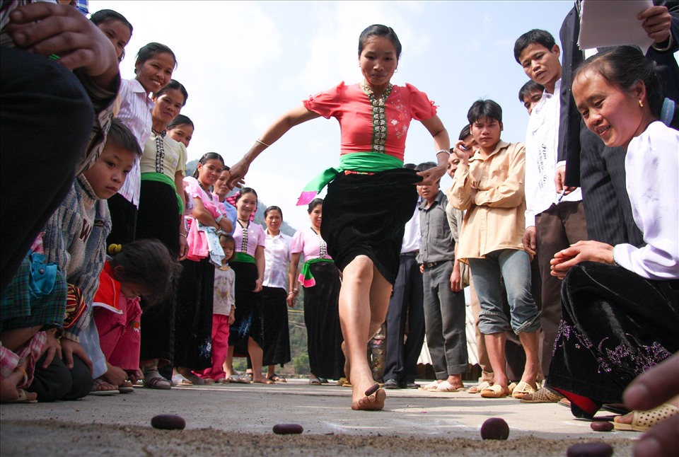 Trò chơi Tó Má Lẹ của người Thái ở Mường Lò. Tương truyền trò chơi này được Nàng Han truyền dạy cho người Thái vùng Yên Bái.