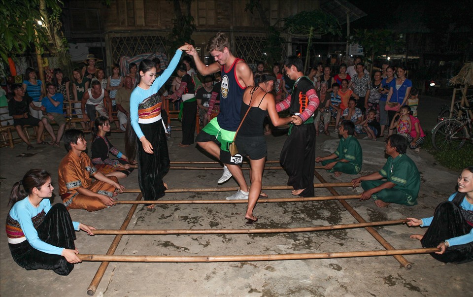 Điệu nhảy sạp của người Thái vùng Quan Hóa (Thanh Hóa). Tương truyền điệu nhảy này do Nàng Han truyền dạy lại cho dân bản và ngày nay đã trở thành một sản phẩm du lịch độc đáo trong hành trình khám phá văn hóa của người Thái nơi miền tây Thanh Hóa.