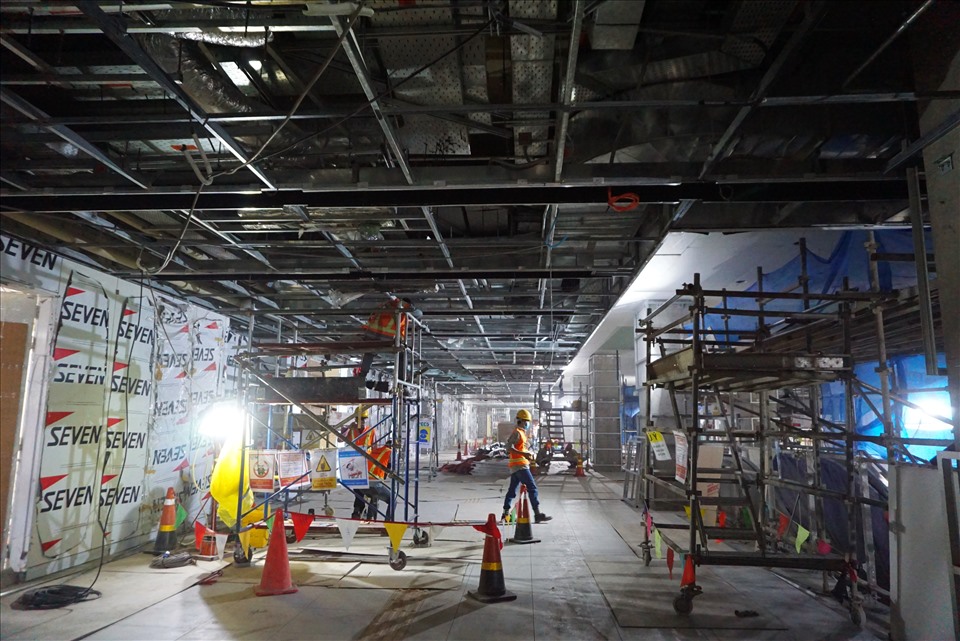 Tại tầng hầm B1, ga Ba Son, hàng trăm kỹ sư, công nhân của các nhà thầu khẩn trương thi công các hạng mục cơ điện.
