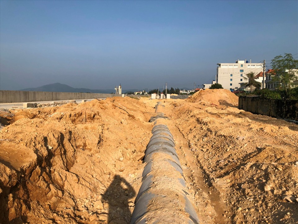 Theo quy định, các công trình khác phải cách chân đê ít nhất 5m, nhưng đường ống này của dự án bất động sản nằm sát chân đê. Ảnh: Nguyễn Hùng