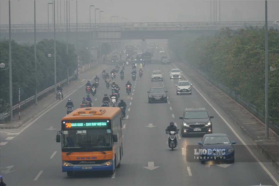 Nhiều ngày nay, chất lượng không khí ở Hà Nội đang ở ngưỡng xấu và kém ở cả 10 điểm quan trắc. Chỉ số AQI (chỉ số chất lượng không khí trung bình một ngày) ở Hà Nội thường xuyên duy trì mức màu đỏ hoặc màu tím.