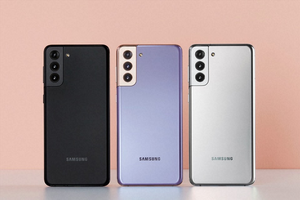 Dòng Galaxy S21 không có thay đổi nhiều về thiết kế so với trước, ngoài việc cụm camera được thiết kế lại, thêm màu sắc mới cho sản phẩm.