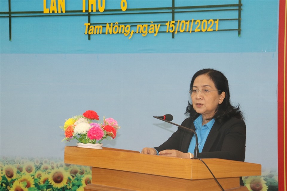 Bà Nguyễn Thị Thu Ba, Phó Chủ tịch LĐLĐ tỉnh Đồng Tháp, phát biểu chỉ đạo tại hội nghị. Ảnh: Lưu Hùng