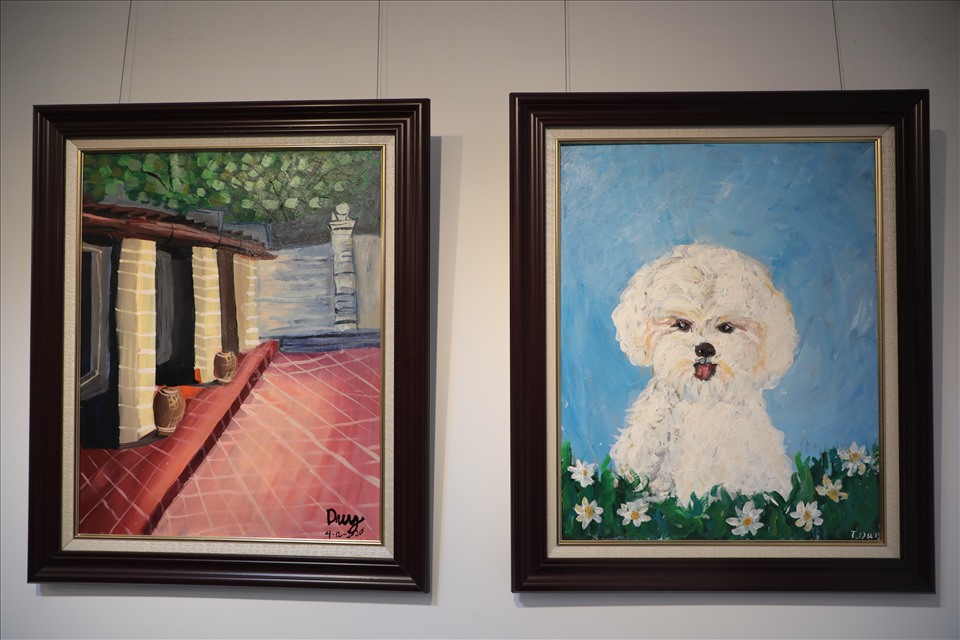 Đây là hai trong số những bức tranh được em .. vẽ nên, đó là ngôi nhà ông bà và chú chó. Duy là em nhỏ mắc chứng tự kỷ, ông - ông của Duy cho biết, Duy có sự thay đổi khác biệt từ sau khi vào lớp vẽ của cô giáo Lương Giang, bức tranh nào cũng có hồn, bàn tay của cháu ngày càng mềm mại ra.