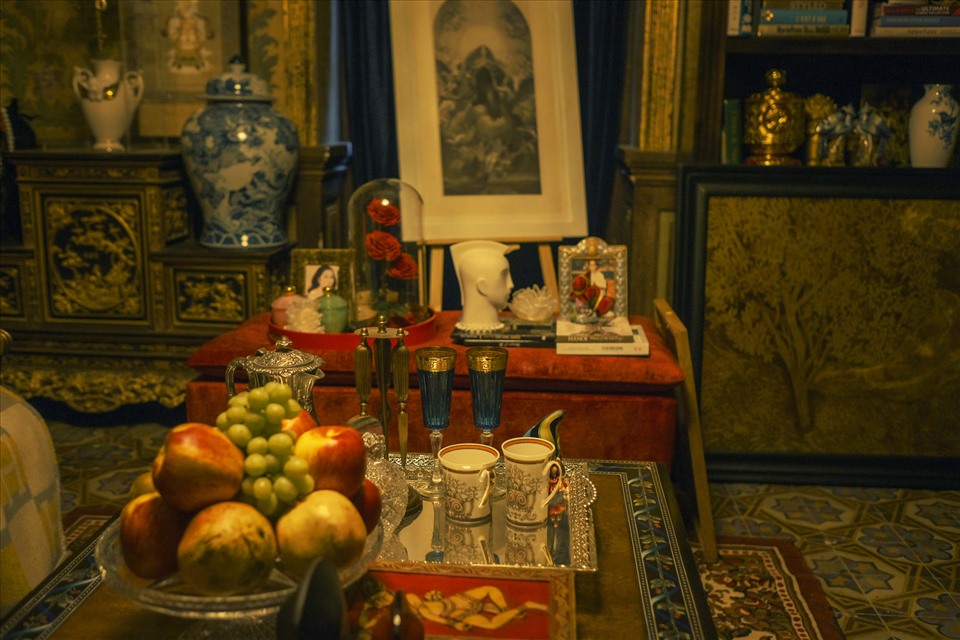 Ngoài những vật dụng hiện đại, được thiết kế riêng, trong căn phòng của Lý Lệ Hà còn trưng bày nhiều cổ vật giá trị lớn.