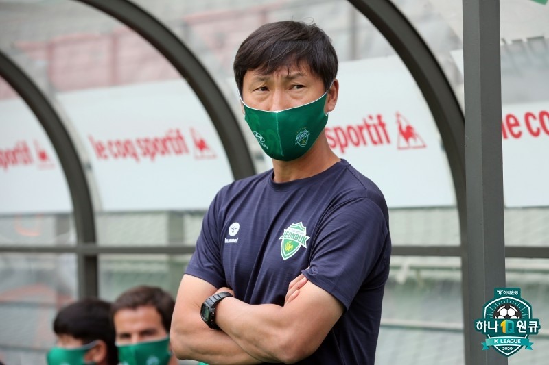 Huấn luyện viên Kim Sang-sik quyết tâm chiêu mộ một hậu vệ cánh trái chất lượng tại khu vực Đông Nam Á. Ảnh: Fanpage CLB.