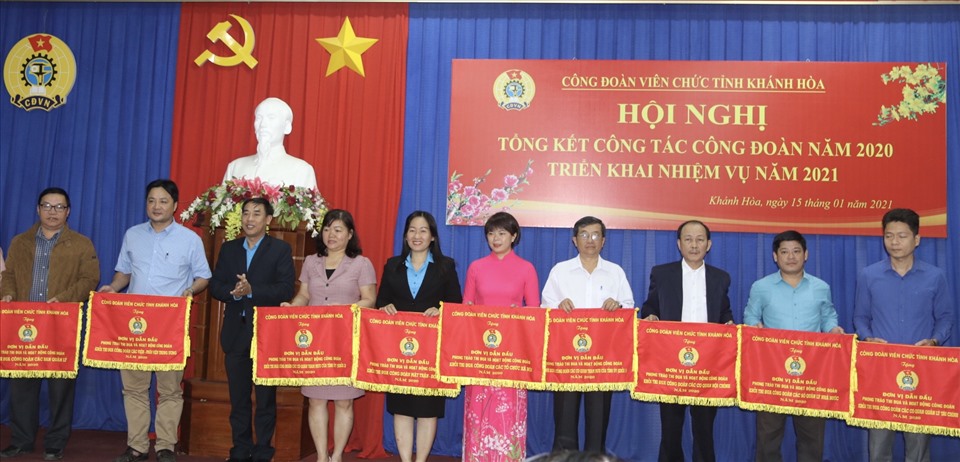 Công đoàn viên chức Khánh Hoà tặng cờ thì đua cho các tập thể xuất sắc năm 2020. Ảnh:Phương Linh