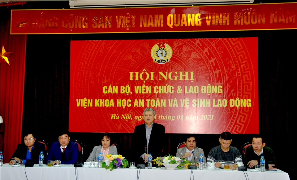 Ông Đỗ Trần Hải - Uỷ viên Đoàn Chủ tịch Tổng LĐLĐVN, Viện trưởng Viện khoa học An toàn và Vệ sinh lao động phát biểu tại hội nghị. Ảnh: Bảo Hân