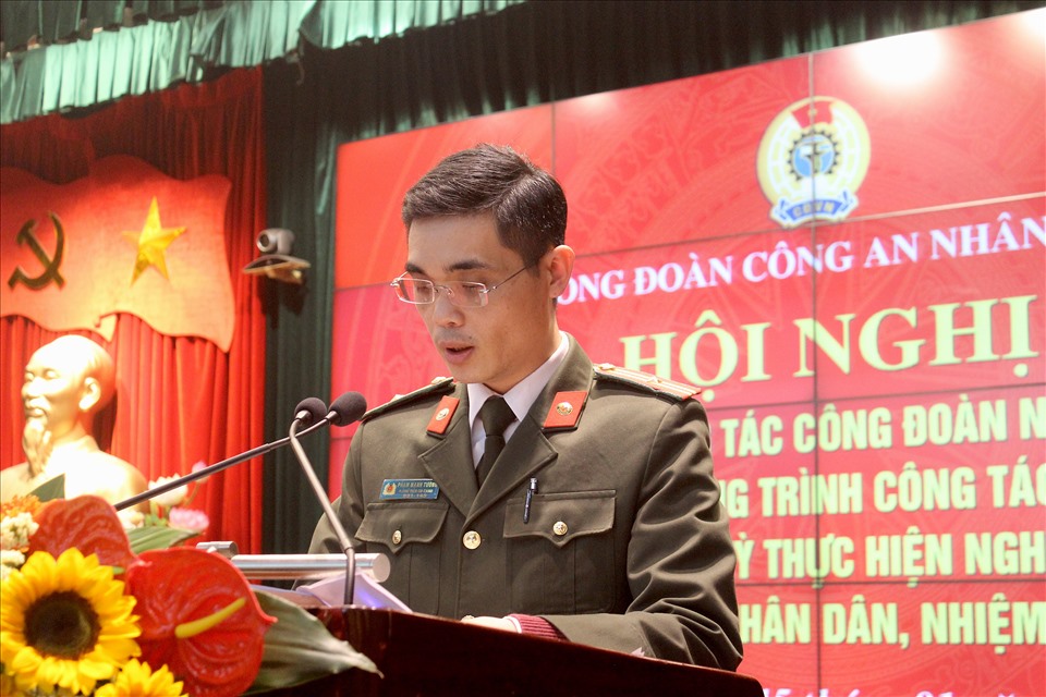 Đồng chí Phạm Mạnh Tường - Phó Chủ tịch Công đoàn CAND báo cáo kết quả công tác công đoàn