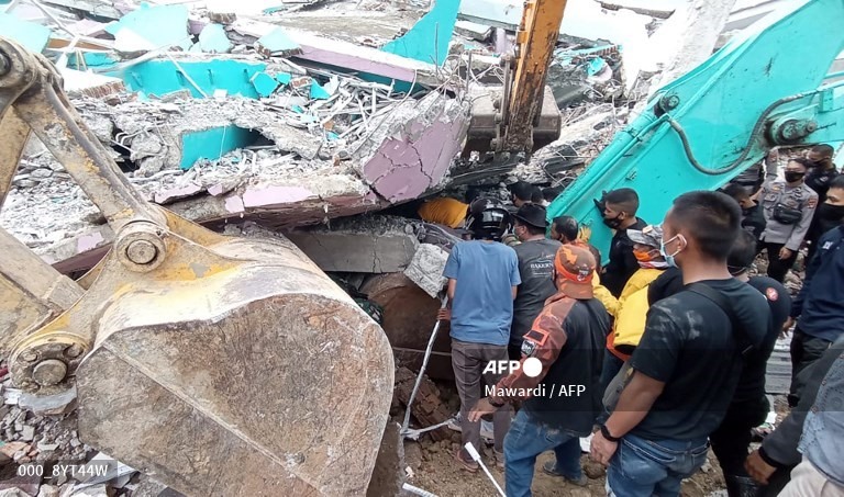 Nhiều căn nhà đổ sập và hư hại nghiêm trọng do hậu quả của động đất. Ảnh: Palang Merah Indonesia