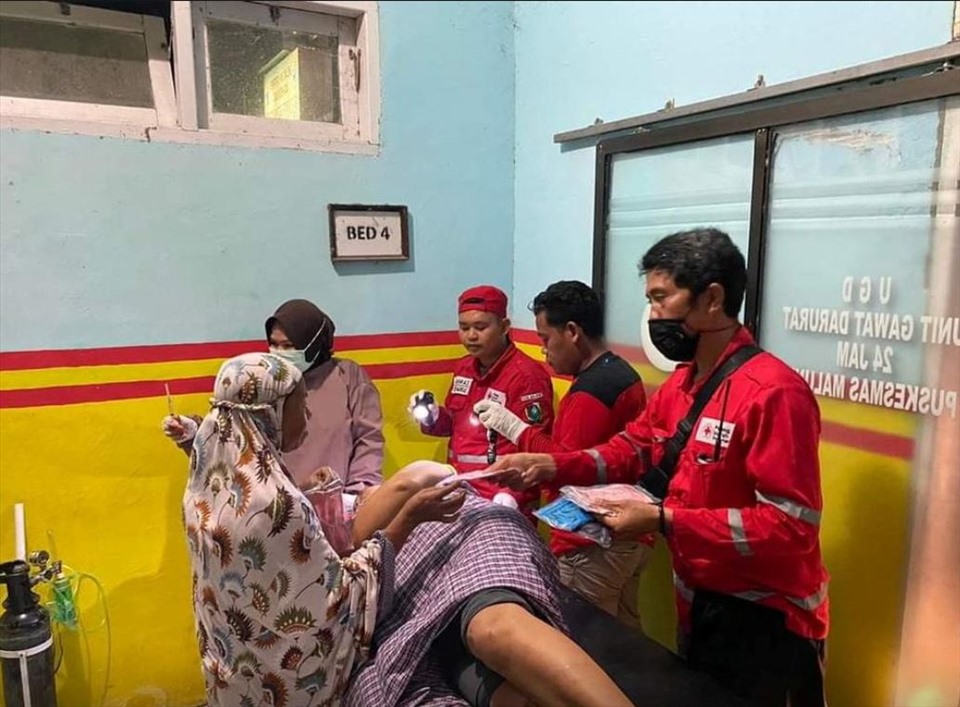 Một nạn nhân trong trận động đất đang được điều trị y tế. Ảnh: AFP