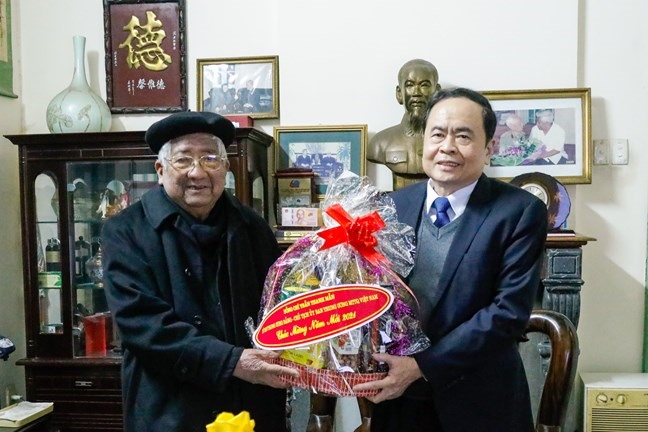 Ông Trần Thanh Mẫn thăm hỏi sức khỏe nguyên Chủ tịch UBTW MTTQ Việt Nam Phạm Thế Duyệt.