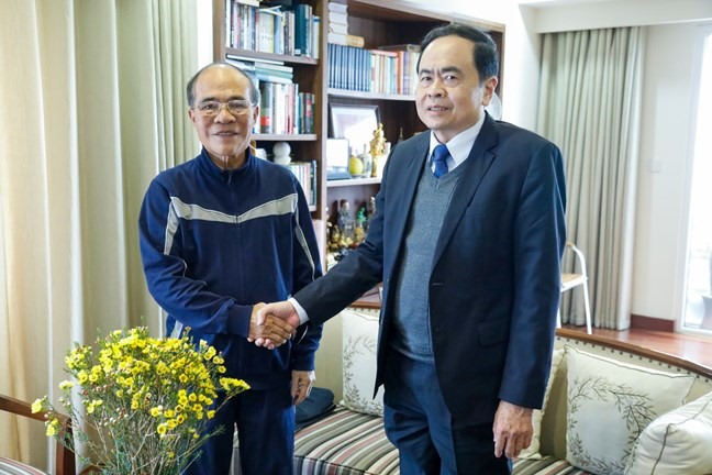 Ông Trần Thanh Mẫn thăm hỏi sức khỏe nguyên Chủ tịch Quốc hội Nguyễn Sinh Hùng.