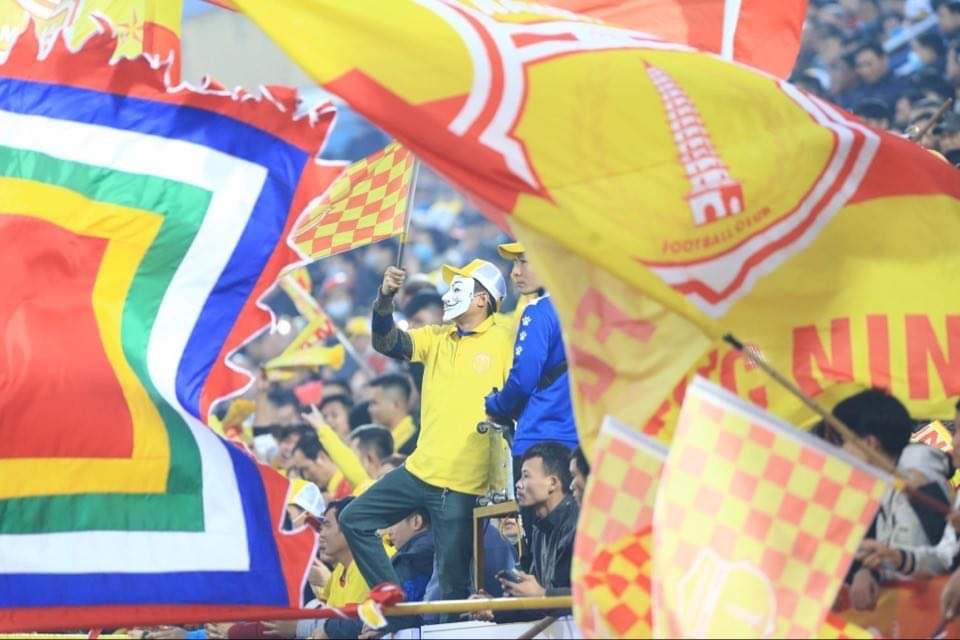 Những lá cờ phấp phới cùng sắc vàng phủ kín sân từ lâu đã trở thành “đặc sản” quen thuộc của bóng đá Nam Định. Ảnh: M.D