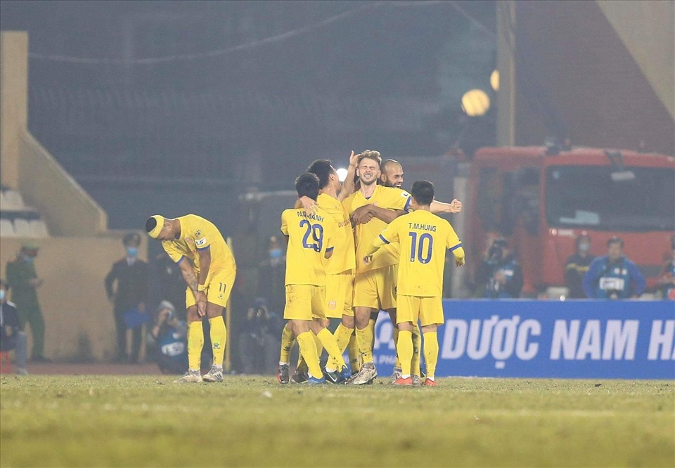 Niềm vui rất lớn của câu lạc bộ Nam Định trong ngày mở màn V.League 2021. Ảnh: M.D