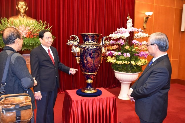 Chủ tịch UBTƯ MTTQ Việt Nam Trần Thanh Mẫn giới thiệu với Thường trực Ban Bí thư Trần Quốc Vượng về ý nghĩa của “Cúp Lạc Hồng”.