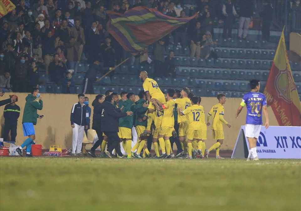 Nam Định đã tận dụng cơ hội để có được bàn thắng ở trận khởi đầu V.League 2021. Ảnh: Hoài Thu