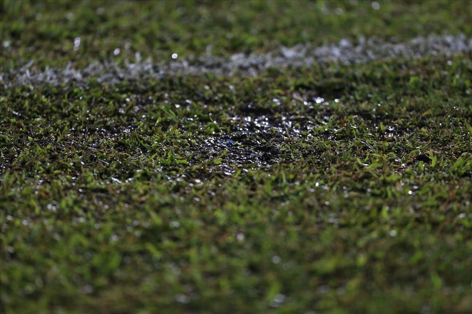 Mặt cỏ sân Thiên Trường ướt sũng trong trận khai màn V.League 2021. Ảnh: M.D