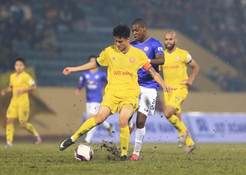 Mặt sân Thiên Trường ướt sũng trong trận đấu giữa câu lạc bộ Nam Định và Hà Nội. Ảnh: M.D